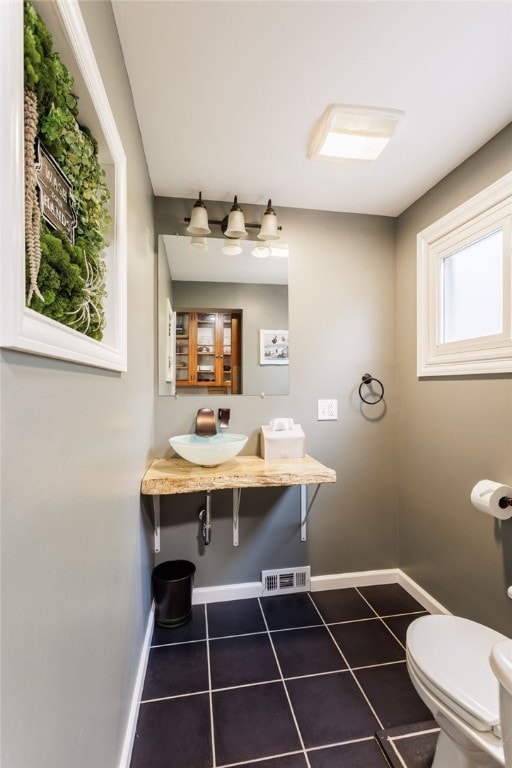 540 List Ave, Irondequoit, NY 14617 - bathroom featuring a sink, baseboards, tile patterned floors, and toilet