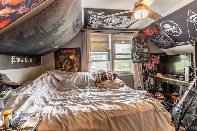 906 Beley Ave, Salina, NY 13211 - bedroom featuring vaulted ceiling and ceiling fan
