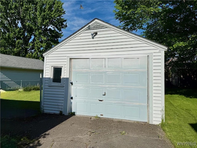 815 91st St, Niagara Falls, NY 14304 - detached garage featuring driveway