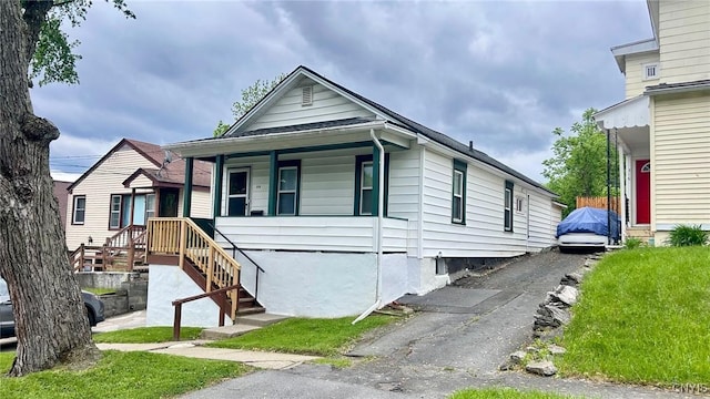 318 Boyden St, Syracuse, NY 13203 - view of front of house with a porch
