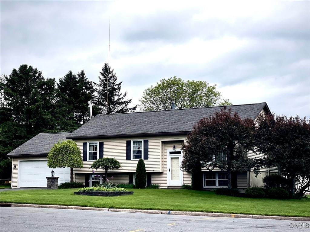 556 Stoneleigh Rd, Oneida-Inside, NY 13421 - raised ranch featuring a front lawn