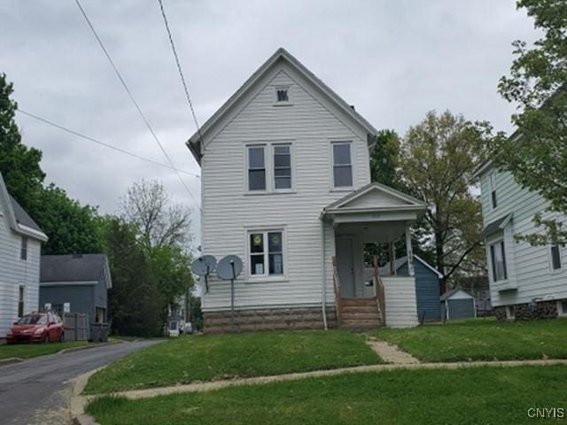 504 W Bloomfield St, Rome-Inside, NY 13440 - traditional home with a front yard