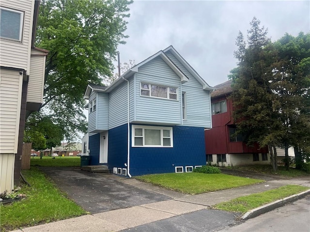 9 Quamina Dr, Rochester, NY 14605 - view of front of house with driveway