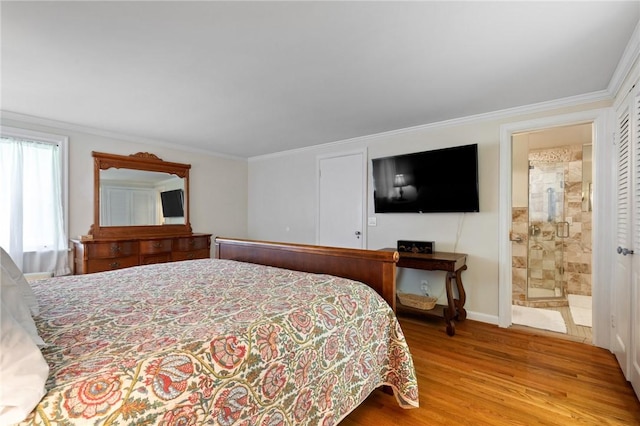1 Creekside Ln, Pittsford, NY 14618 - bedroom with wood finished floors, ornamental molding, ensuite bath, and baseboards