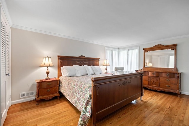 1 Creekside Ln, Pittsford, NY 14618 - bedroom with crown molding, light wood-style floors, and baseboards