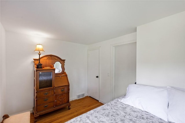 1 Creekside Ln, Pittsford, NY 14618 - bedroom with wood finished floors