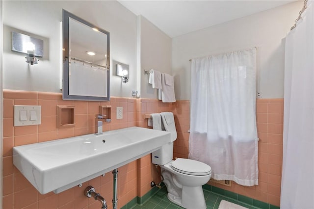 1 Creekside Ln, Pittsford, NY 14618 - bathroom featuring tile walls, tile patterned flooring, toilet, a wainscoted wall, and a shower with curtain