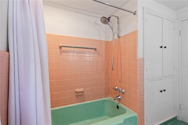 1 Creekside Ln, Pittsford, NY 14618 - bathroom with shower / bath combo