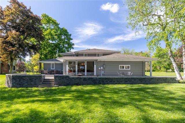 1 Creekside Ln, Pittsford, NY 14618 - back of property with a yard