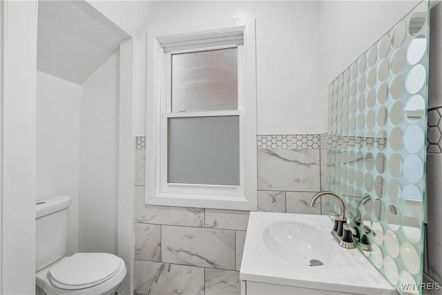 123 6th St, Niagara Falls, NY 14303 - bathroom featuring vanity, toilet, and decorative backsplash