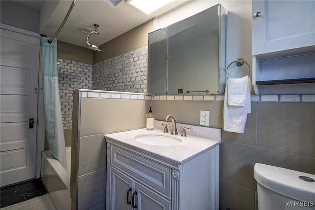 624 Buffalo Ave, Niagara Falls, NY 14303 - bathroom featuring tile walls, shower / bath combo, vanity, and toilet