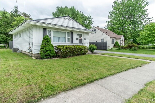 1039 Holcomb St, Watertown-City, NY 13601 - bungalow-style home featuring central AC and a front yard