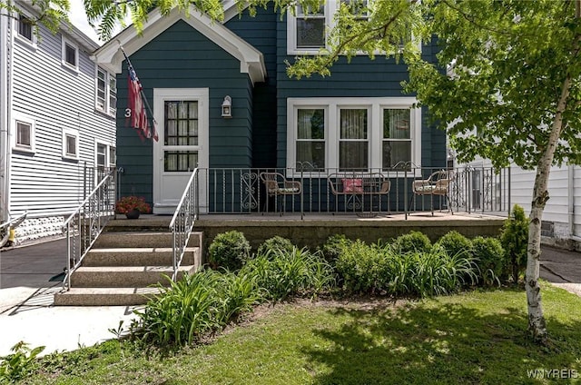 374 Victoria Blvd, Tonawanda-Town, NY 14217 - view of front facade with a porch and a front yard