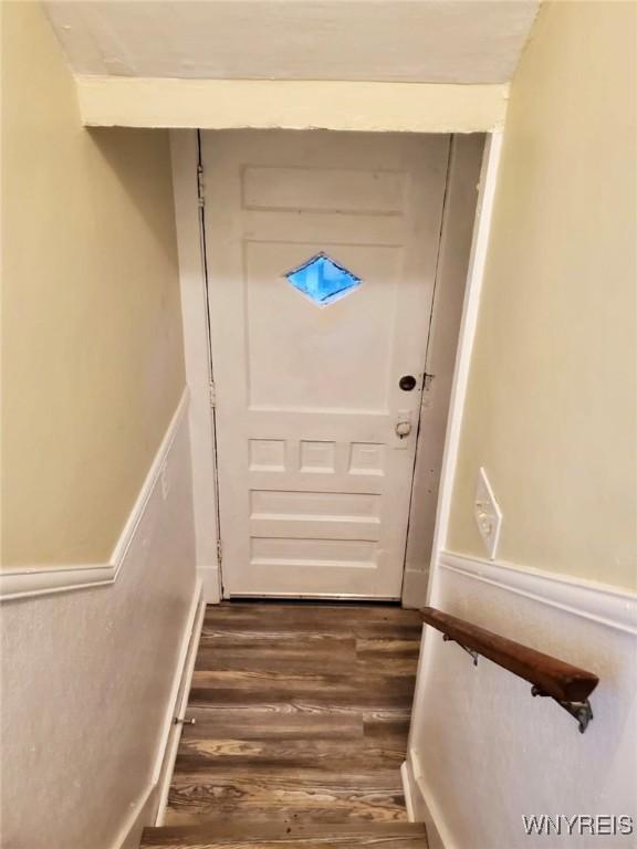 199 Berkshire Ave, Buffalo, NY 14215 - entryway featuring dark wood-style floors