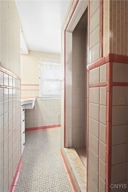 114 E Dauenhauer St, Manlius, NY 13057 - bathroom featuring tile walls