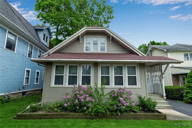 18 Spruce St, Lockport-City, NY 14094 - bungalow-style house featuring roof with shingles and a front lawn