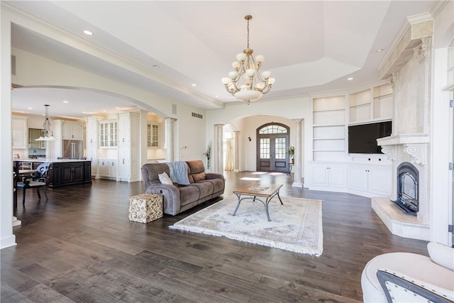 411 Sundance Trl, Webster, NY 14580 - living area featuring arched walkways, a chandelier, recessed lighting, a raised ceiling, and built in features
