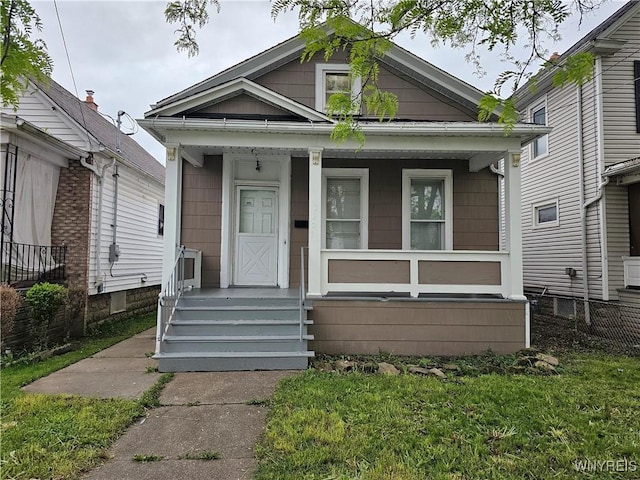 2207 Linwood Ave, Niagara Falls, NY 14305 - shotgun-style home featuring a porch