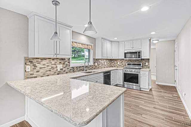 5 Glencrest Blvd, New Hartford, NY 13413 - kitchen featuring stainless steel appliances, a sink, baseboards, light wood-style flooring, and recessed lighting