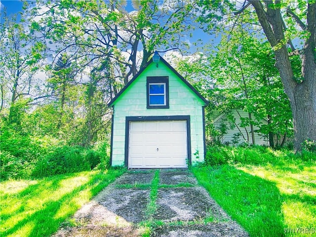 40 Federal Ave, Buffalo, NY 14215 - detached garage with driveway