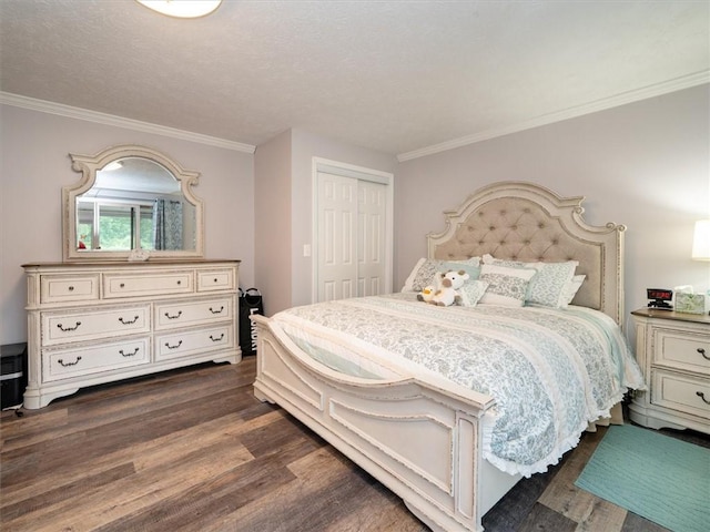 39 Sahara Dr, Gates, NY 14624 - bedroom featuring dark wood-style floors, ornamental molding, and a closet