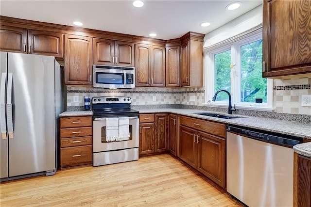 18 Chesham Way, Perinton, NY 14450 - kitchen with appliances with stainless steel finishes, a sink, light wood-type flooring, tasteful backsplash, and recessed lighting