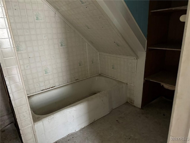 1867 Pierce Ave, Niagara Falls, NY 14301 - full bath featuring lofted ceiling and a tub