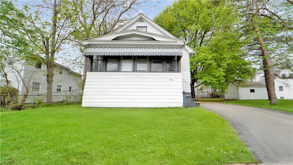 162 Rexford St, Rochester, NY 14621 - shotgun-style home featuring driveway