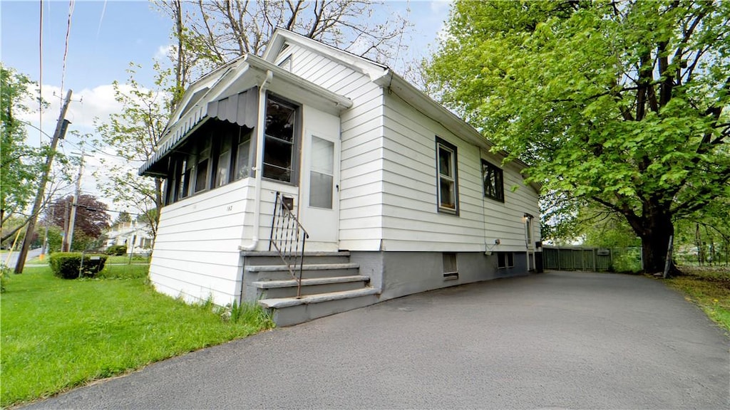 162 Rexford St, Rochester, NY 14621 - view of front facade with a front lawn