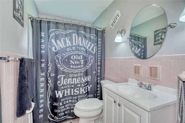 39 Ingram Dr, Gates, NY 14624 - full bath featuring tile walls, vanity, toilet, wainscoting, and a shower with curtain