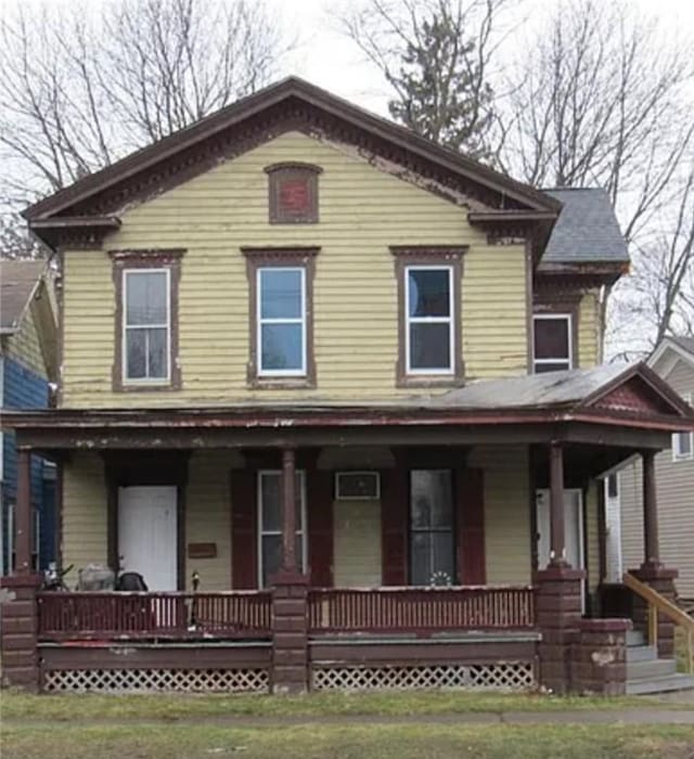 6 Queen St, Lyons, NY 14489 - view of front of home featuring a porch and a front yard