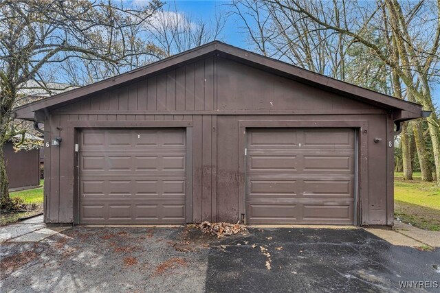 8 Robin Rd, Amherst, NY 14228 - view of detached garage