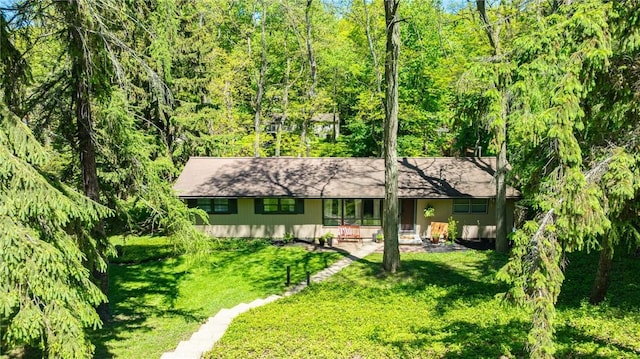 182 Stony Point Trl, Webster, NY 14580 - ranch-style house featuring a front yard, covered porch, and a view of trees