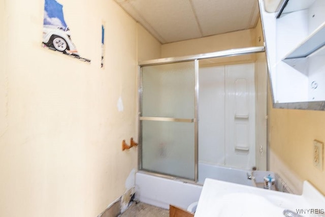 628 9th St, Niagara Falls, NY 14301 - bathroom with enclosed tub / shower combo and vanity
