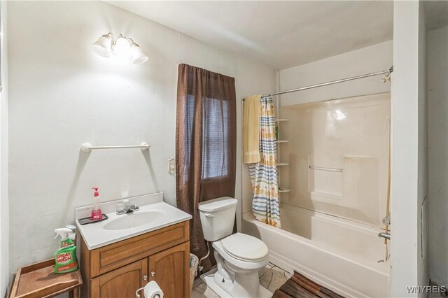 125 7th Ave, North Tonawanda, NY 14120 - full bathroom featuring vanity, toilet, and shower / bathtub combination with curtain