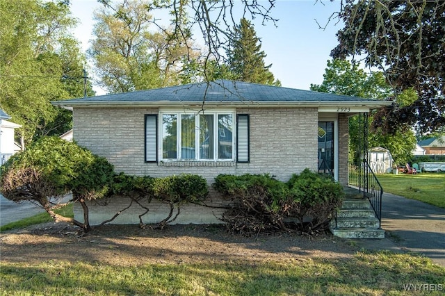 2923 N Ave, Niagara Falls, NY 14305 - ranch-style house featuring brick siding and a front lawn