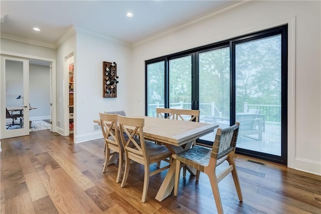 101 Coventry Rdg, Pittsford, NY 14534 - dining space featuring crown molding, wood finished floors, recessed lighting, and baseboards