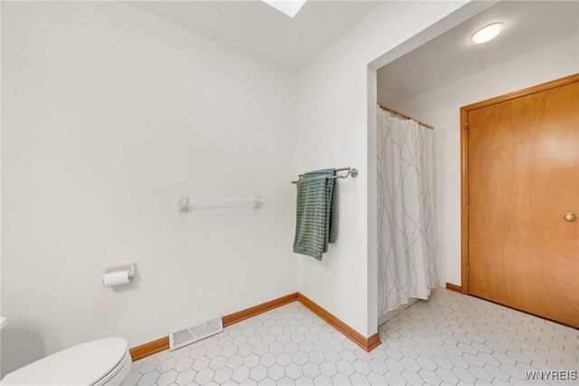 6157 Walnut Creek Ct, Clarence, NY 14051 - full bath with toilet, baseboards, and a shower with shower curtain