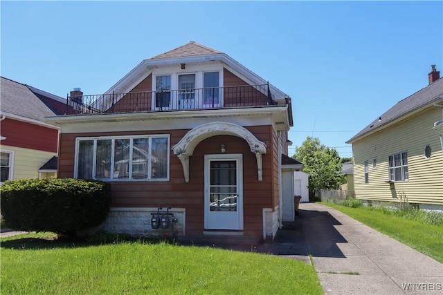 44 Pendennis Pl, Cheektowaga, NY 14225 - view of front of house featuring a balcony and a front lawn