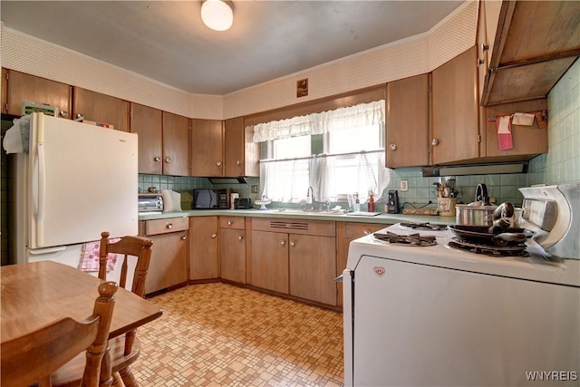 44 Pendennis Pl, Cheektowaga, NY 14225 - kitchen featuring white appliances, backsplash, a sink, light floors, and light countertops
