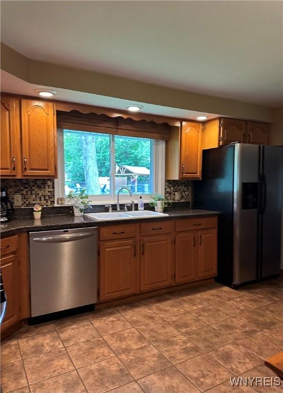 4710 Boncrest Dr E, Clarence, NY 14221 - kitchen featuring stainless steel appliances, a sink, backsplash, dark countertops, and recessed lighting