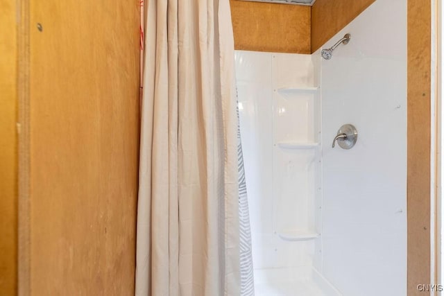 7649 Tuttle Rd, Cicero, NY 13030 - full bathroom with curtained shower