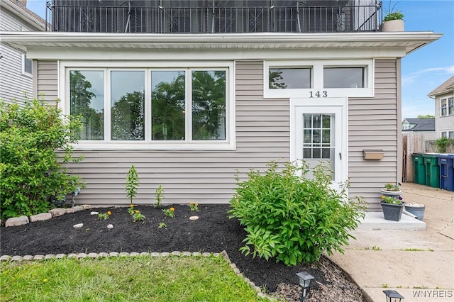 143 Lovering Ave, Buffalo, NY 14216 - entrance to property featuring a balcony