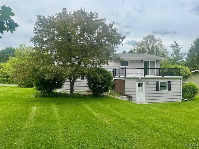 107 Rosewell Mdw, Dewitt, NY 13214 - view of green lawn with a balcony