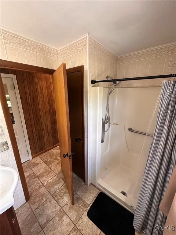 5030 Lincklaen Rd, Cuyler, NY 13158 - full bathroom featuring curtained shower and vanity