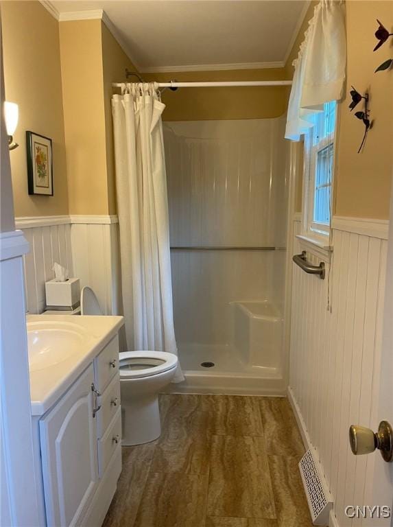 624 Deerfield Dr, Oneida-Inside, NY 13421 - full bathroom featuring a wainscoted wall, toilet, crown molding, wood finished floors, and curtained shower