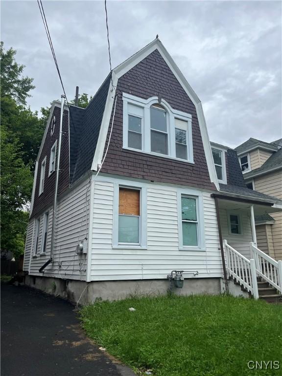 2608 Midland Ave, Syracuse, NY 13205 - view of front of home featuring a gambrel roof and roof with shingles