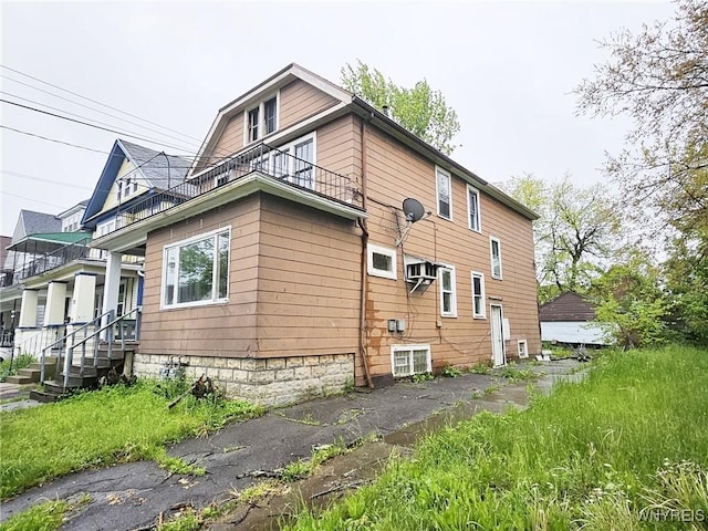 157 Victoria Ave, Buffalo, NY 14214 - view of side of home featuring a balcony