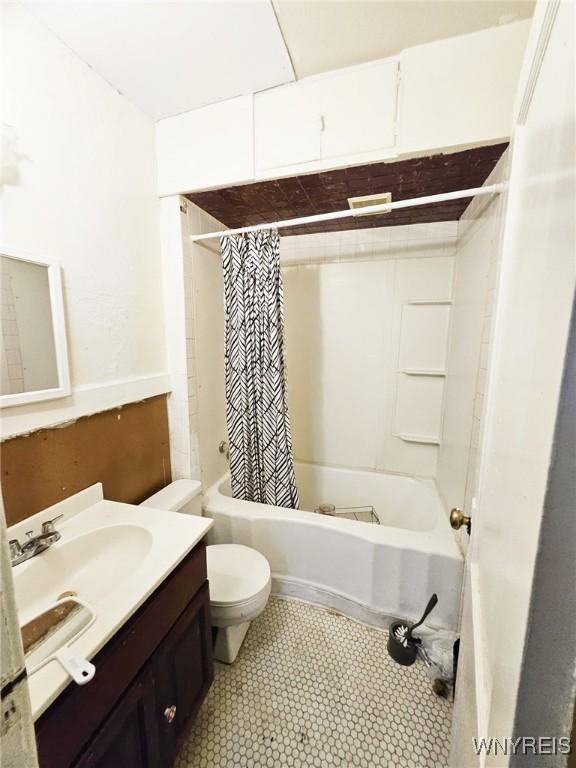 157 Victoria Ave, Buffalo, NY 14214 - bathroom with toilet, vanity, and shower / bath combo