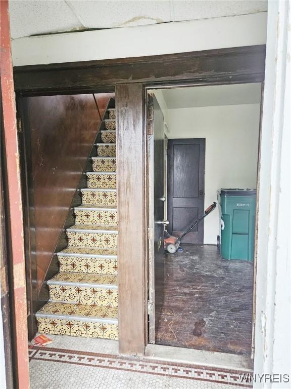 157 Victoria Ave, Buffalo, NY 14214 - view of staircase